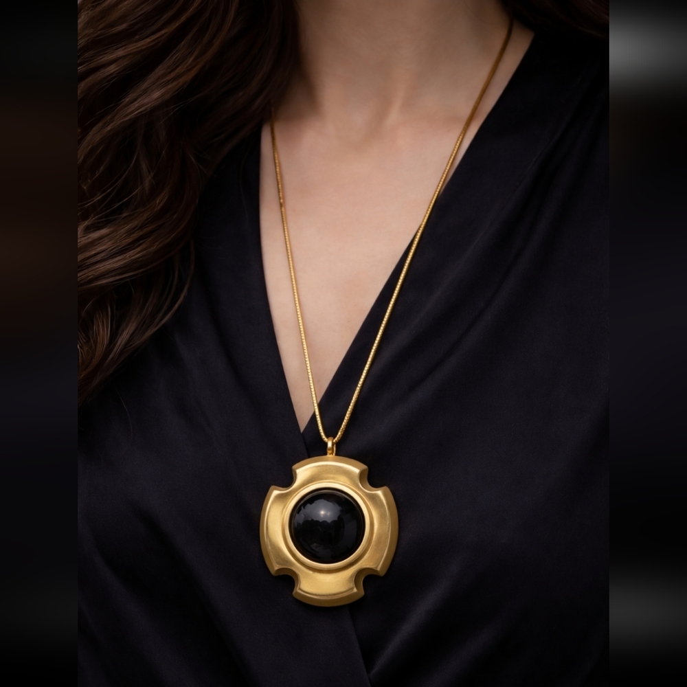 RARE Signed LINDA DAVIS 1970s Modernist Gold Tone Pendant Necklace | Black Onyx